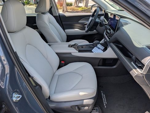 Used 2026 Toyota Grand Highlander AWD image 9