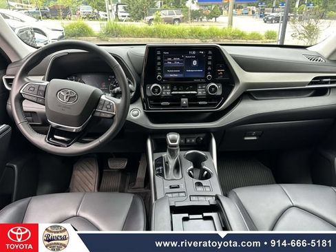 Used 2021 Toyota Highlander XLE AWD/4WD image 23