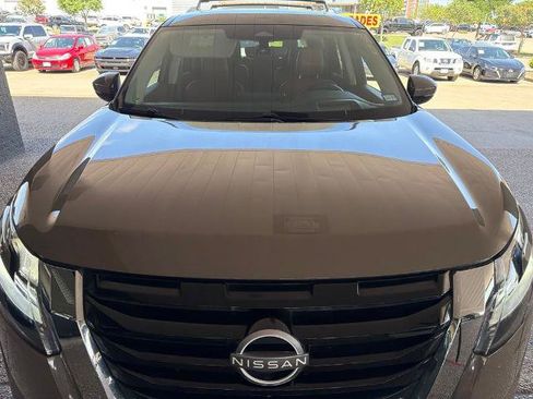 Used 2023 Nissan Pathfinder Platinum FWD image 3