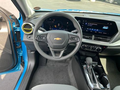 Certified 2025 Chevrolet Trax LT FWD image 13