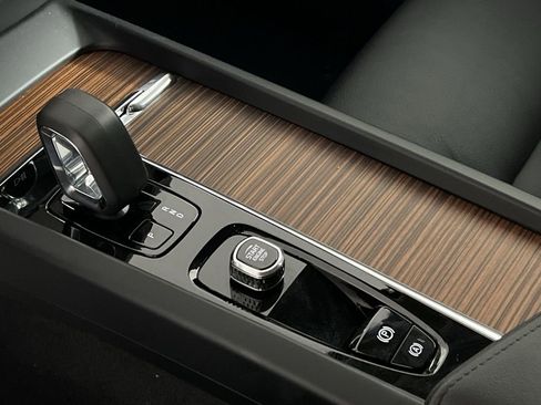 Used 2025 Volvo V60 B5 Cross Country Plus image 21