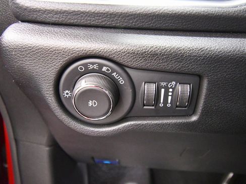 Used 2025 Chrysler Pacifica Limited image 20