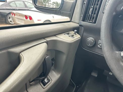 Used 2015 Chevrolet Express 2500 Extended image 32