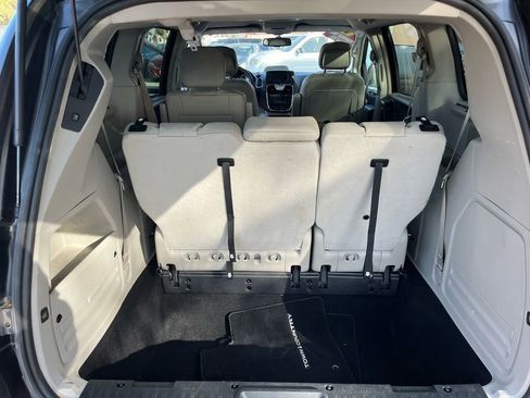 Used 2016 Chrysler Town & Country Touring image 14