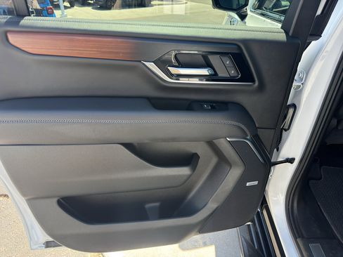 Used 2025 GMC Yukon XL Denali AWD/4WD image 18