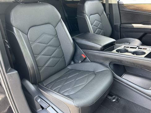 Used 2024 Volkswagen Atlas SE FWD image 8