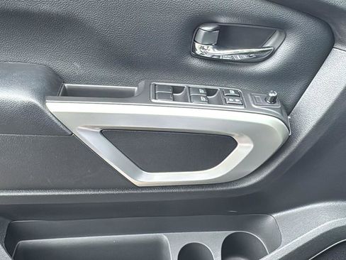 Used 2022 Nissan Titan SV w/ SV Convenience Package image 11