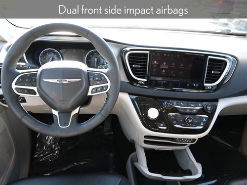 Used 2024 Chrysler Pacifica Touring-L image 18