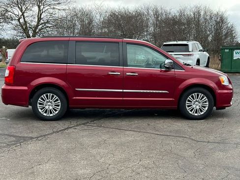 Used 2016 Chrysler Town & Country Touring-L image 15