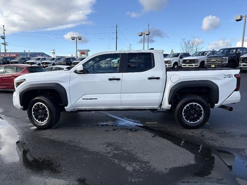 Used 2024 Toyota Tacoma TRD Off-Road AWD/4WD image 11