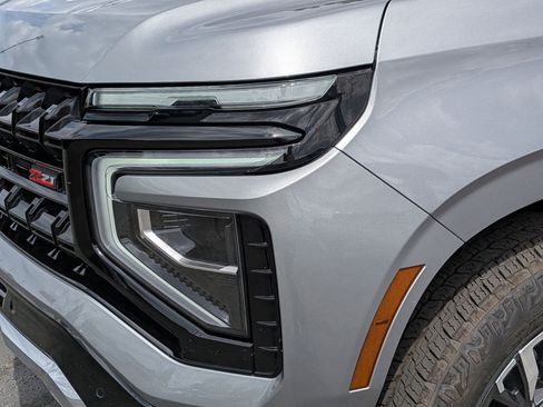 Used 2025 Chevrolet Suburban Z71 AWD/4WD image 13