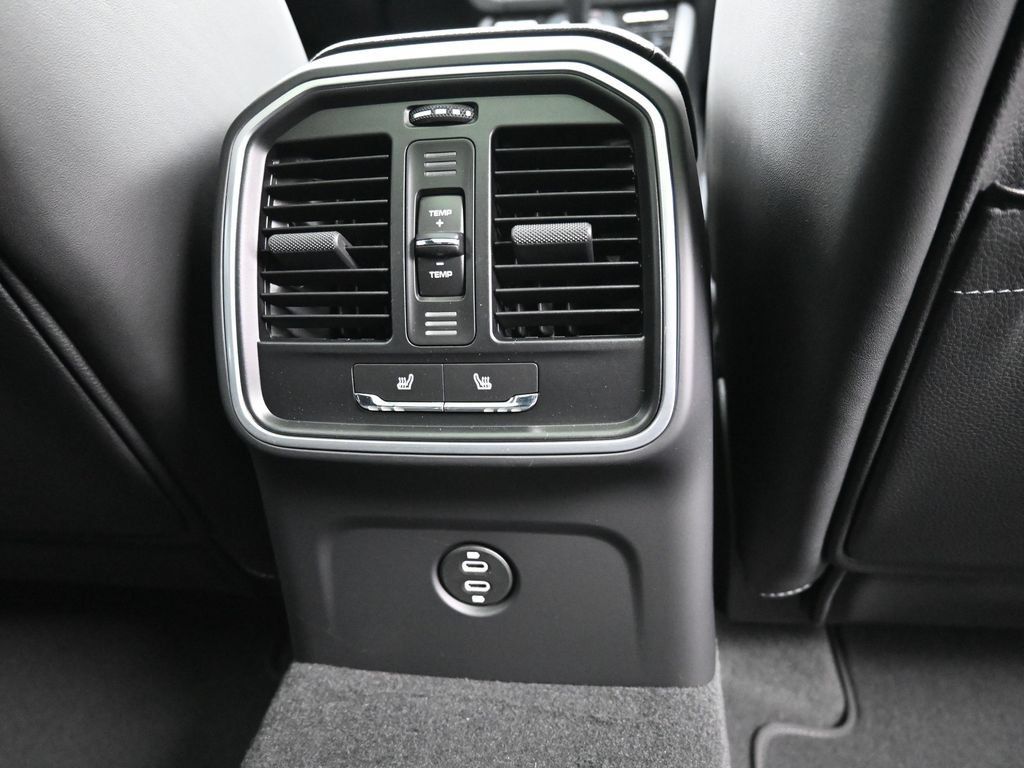 Certified 2025 Porsche Macan AWD/4WD image 26