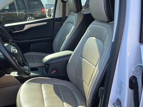 Used 2022 Ford Escape SE w/ SE Sport Appearance Package image 10