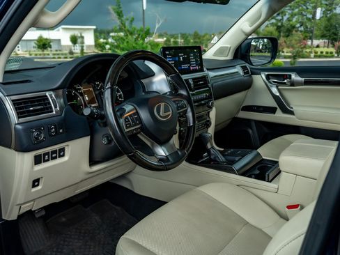 Used 2023 Lexus GX 460 Premium w/ Accessory Package AWD/4WD image 9