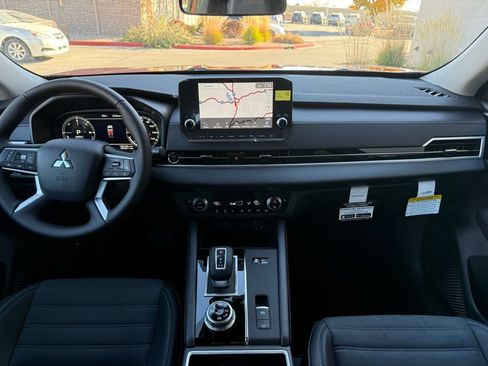New 2025 Mitsubishi Outlander SE image 13