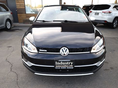 Used 2017 Volkswagen Golf S image 3