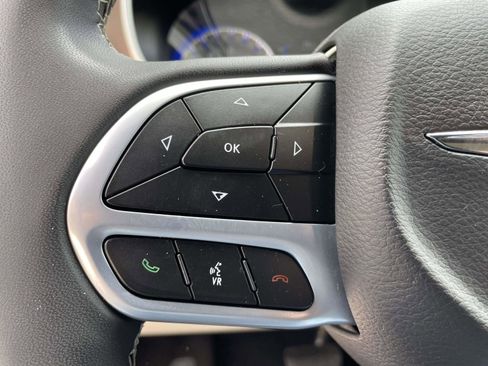 Used 2023 Chrysler Voyager LX FWD image 9