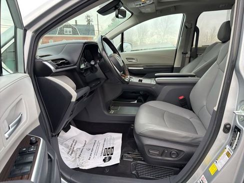 Used 2024 Toyota Sienna XLE image 13