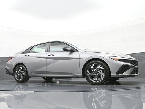 Certified 2025 Hyundai Elantra Sport image 39