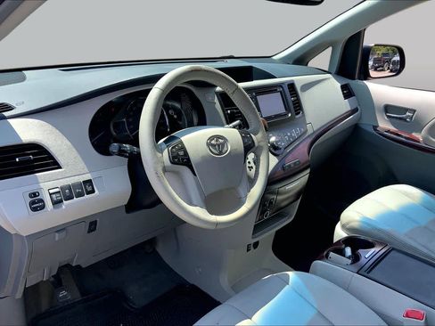 Used 2014 Toyota Sienna XLE FWD image 18