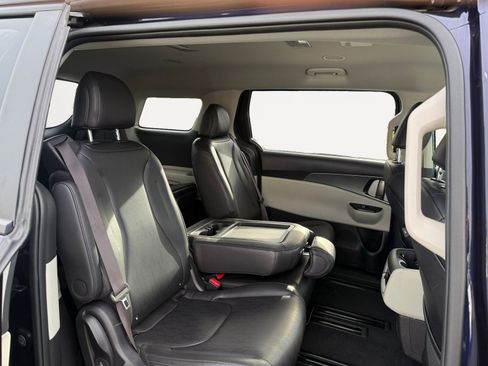 Used 2024 Kia Carnival LX image 18