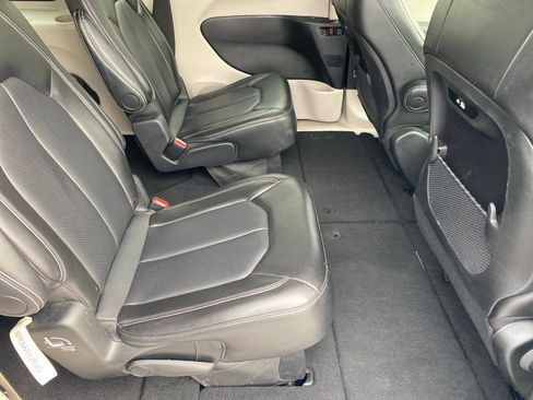 Used 2024 Chrysler Pacifica Touring-L FWD image 23
