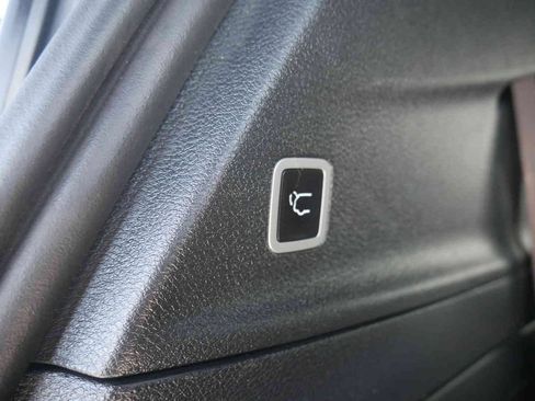 Certified 2024 Chrysler Pacifica Limited FWD image 12