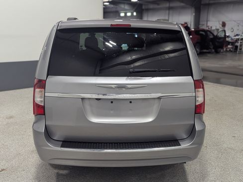 Used 2016 Chrysler Town & Country Touring w/ Driver Convenience Group FWD image 4