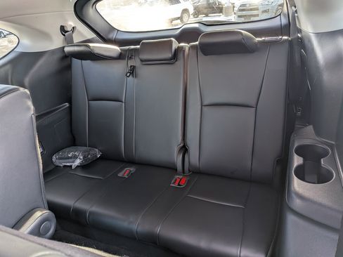 Certified 2023 Toyota Highlander XLE image 22