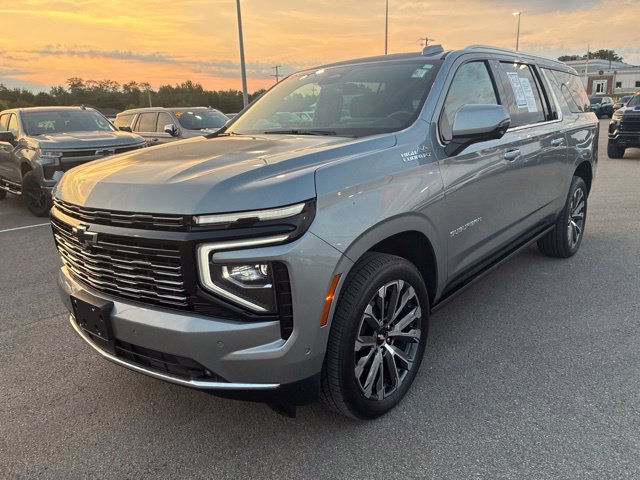 Used 2025 Chevrolet Suburban High Country AWD/4WD image 3
