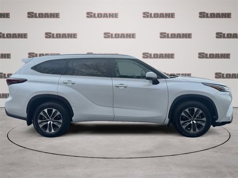 Used 2024 Toyota Highlander XLE image 6