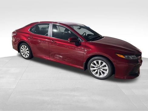 Used 2020 Toyota Camry LE image 2