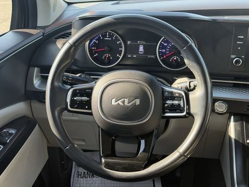 Used 2022 Kia Carnival LX FWD image 21