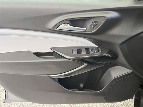 Used 2025 Chevrolet Trax LT w/ Sunroof Package FWD image 29