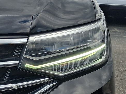 Used 2022 Volkswagen Tiguan SE FWD image 9