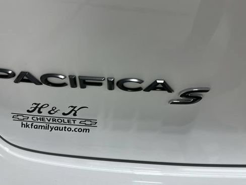 Used 2025 Chrysler Pacifica Limited FWD image 37