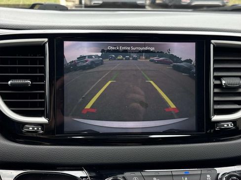 Used 2024 Chrysler Pacifica Touring-L FWD image 10