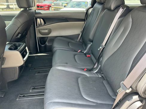 Used 2025 Kia Carnival LXS FWD image 17