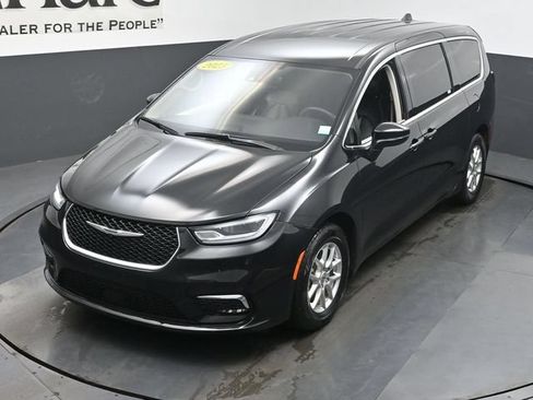 Used 2023 Chrysler Pacifica Touring-L FWD image 49