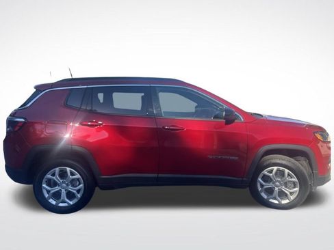 Used 2024 Jeep Compass Latitude AWD/4WD image 17