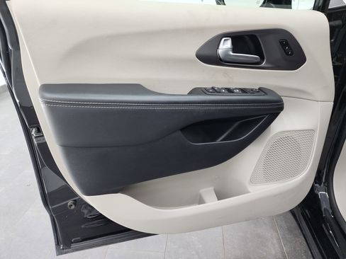 Used 2024 Chrysler Pacifica Touring-L image 38