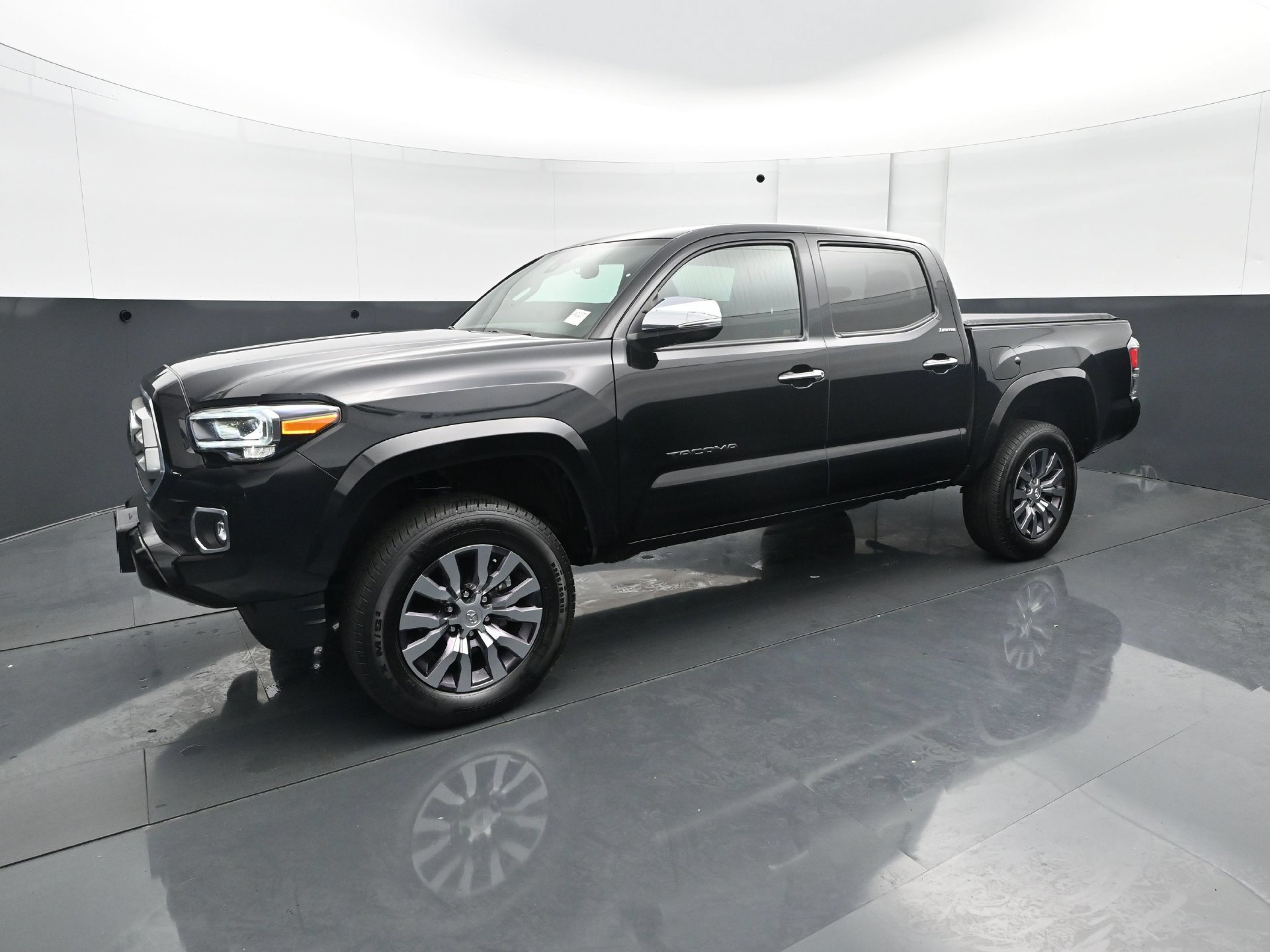 Used 2021 Toyota Tacoma Limited AWD/4WD image 2