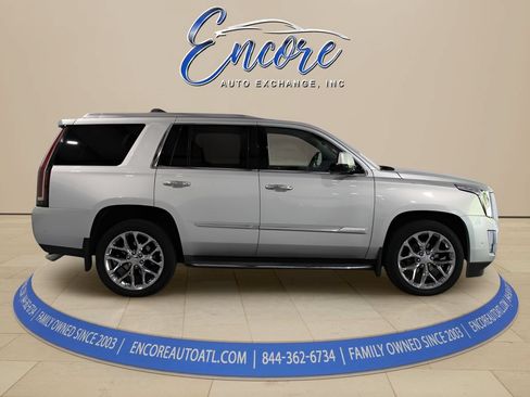 Used 2017 Cadillac Escalade Premium Luxury AWD/4WD image 6