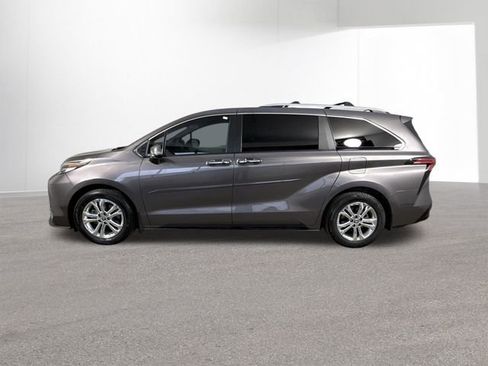 Used 2023 Toyota Sienna Platinum image 31