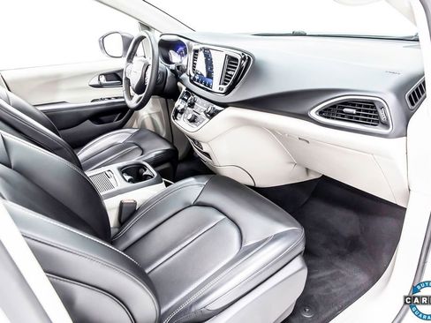 Used 2023 Chrysler Pacifica Touring-L image 29