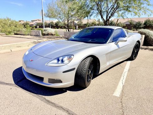 Used 2005 Chevrolet Corvette Coupe w/ Preferred Equipment Group RWD image 3