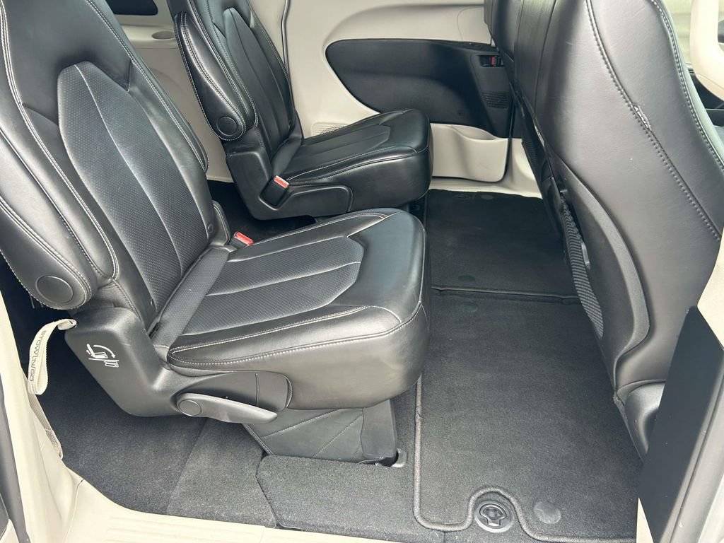 Used 2024 Chrysler Pacifica Touring-L FWD image 11