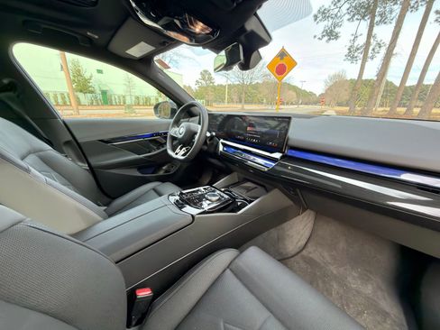 Certified 2025 BMW 540i xDrive w/ M Sport Package image 21