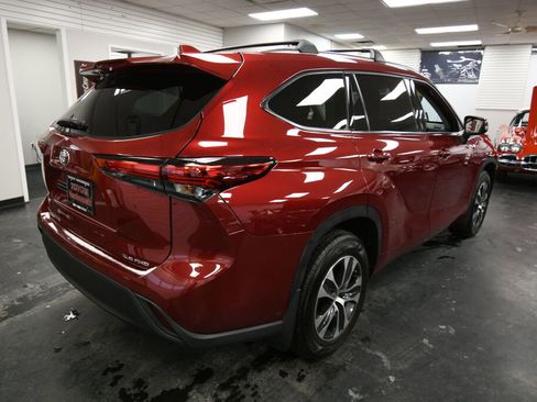 Certified 2021 Toyota Highlander XLE image 7