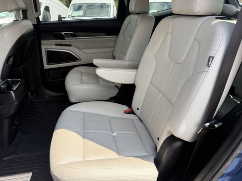 Used 2024 Kia Telluride EX w/ EX Captain's Chair Package AWD/4WD image 16